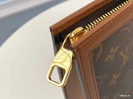 VUITTON LOUIS CHANELUTCH 0108